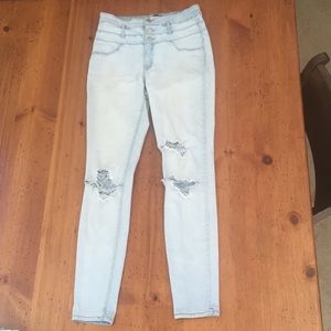 Light wash size 6 ripped skinny jeans